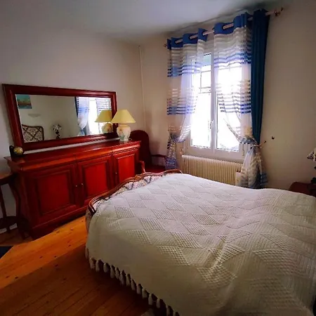 Prázdninový dům Maison De Avec Jardin Et Parking Prives Ouistreham